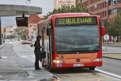 Una mujer se dispone a subir a un autobús municipal.-ECB