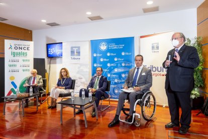 De izquierda a derecha: Juan Pérez, Eva Fernández, Ismael Pérez, Ignacio Tremiño y Enrique Cabero durante la jornada.