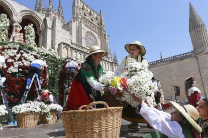 Las margaritas rojas y blancas fueron las protagonistas en las ofrendas aunque los ramos de todas las reinas y corporativos fueron multicolores.-RAÚL G. OCHOA