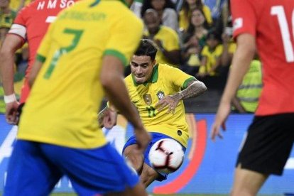 Coutinho marca de falta directa ante Corea del Sur.-