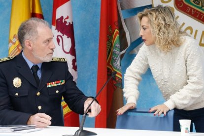 El intendente jefe de la Policía Local de Burgos, Félix Ángel García, y la concejala de Seguridad Ciudadana, Blanca Carpintero, presentando la memoria de 2022. SANTI OTERO