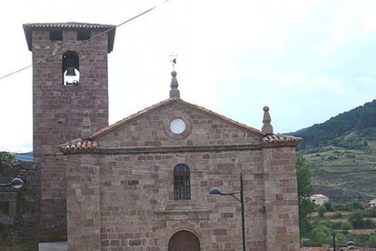 La iglesia de San Miguel alberga una pila bautismal que sigue las pautas serranas.-ECB