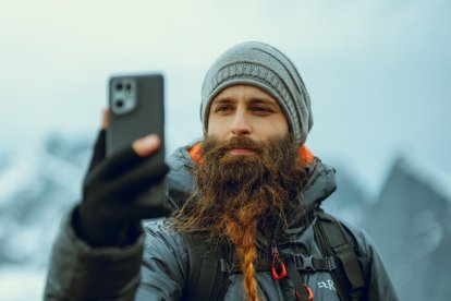 Kike Arnaiz toma una imagen con su teléfono en Laponia. K. ARNAIZ