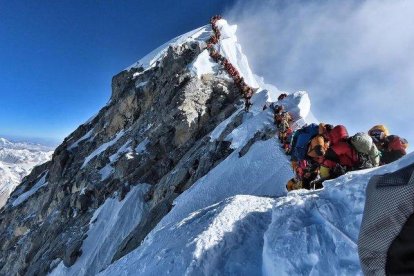 El atasco del Everest.-AFP