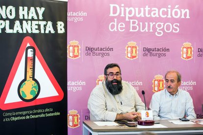 Andrés Rodríguez y Ramiro Ibáñez, en la presentación de la exposición 'No hay planeta B'. TOMÁS ALONSO