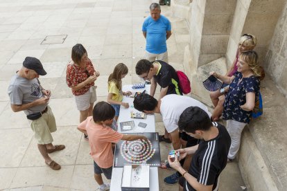 Un grupo de niños jugando con las matemáticas. SANTI OTERO