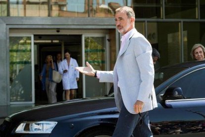 El rey Felipe VI y su madre, la reina Sofía, acuden a visitar a Juan Carlos I, este sábado.-EFE / LUCA PIERGIOVANNI