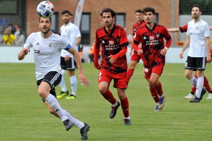 Gabri persigue el balón. TOMÁS ALONSO