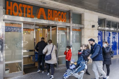 Dos familias de refugiados entran al Hostel de Burgos. SANTI OTERO