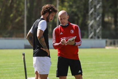 Miki Muñoz atiende las indicaciones de JuliánCalero durante un entrenamiento. ALBA DELGADO / BURGOS CF