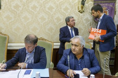 De pie, César Rico, presidente de la Diputación, conversa con el portavoz del PSOE, David Jurado. SANTI OTERO