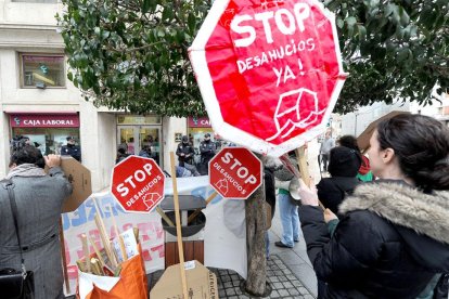 Concentración de la Plataforma de Afectados por la Hipoteca (PAH) con el objetivo de paralizar un desahucio en Burgos capital.-ISRAEL L. MURILLO