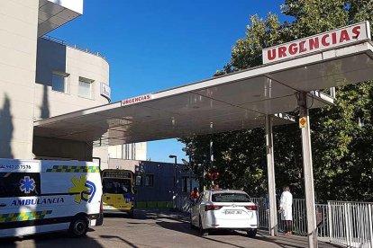 Entrada al servicio de Urgencias del hospital Santos Reyes de Aranda de Duero.-L.V.