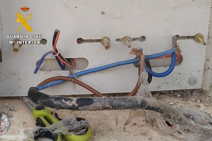 La Guardia Civil detectó se detectó en el exterior de la vivienda okupada un enganche fraudulento al fluido eléctrico. ECB