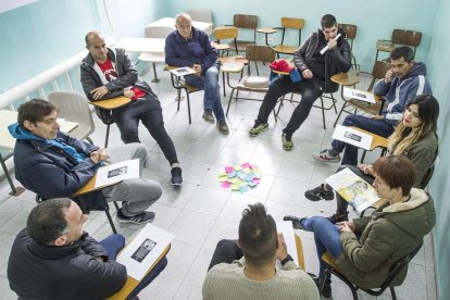 Siete de los once presos que participan en el Programa Reconexión junto a Virginia Domingo (responsable del programa) y Andrea Solís(criminóloga) en una de las sesiones semanales.-ISRAEL L. MURILLO