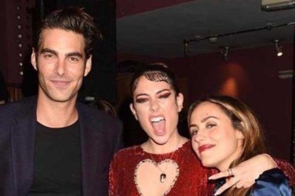 Blanca Suaréz posa con Irene Montalà y Jon Kortajarena.-INSTAGRAM