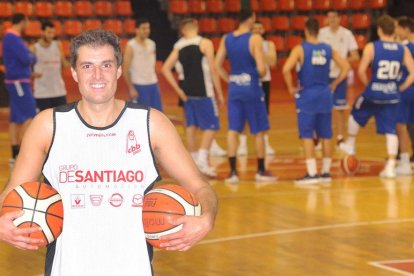 Álvaro Gómez posa durante el entrenamiento de ayer del Nissan Grupo De Santiago.-ISRAEL L. MURILLO