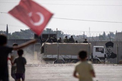 Niños sostienen la bandera de Turquía en el norte de Siria.-EFE