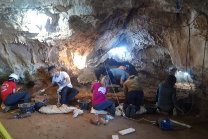 Excavación sector hornacina de la cueva de Prado Vargas. ECB