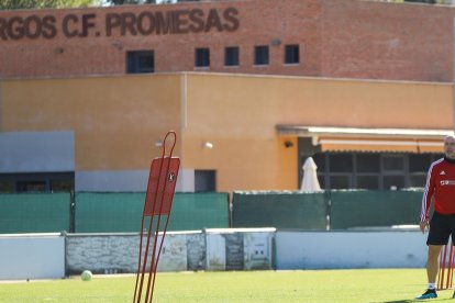 Julián Calero, entrenador del Burgos CF, durante un entrenamiento en la Ciudad Deportiva del Burgos Promesas. BURGOS CF