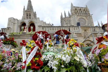 Ramos y centros florales se acumulan a los pies de Santa María.-SANTI OTERO