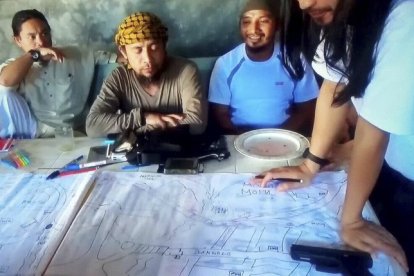 Abu Dar al centro, líder del grupo yihadista filipino Maute.-AP / PNP