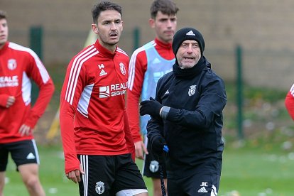 Unai Elgezabal junto a Julián Calero, durante un entrenamiento. TOMÁS ALONSO