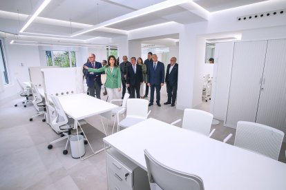 César Rico y Lorenzo Rodríguez visitaron las nuevas instalaciones que ocupará el área de Bienestar Social antes del traslado. TOMÁS ALONSO