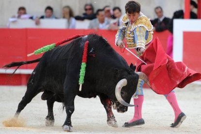 Julián López 'El Juli', la pasada semana, en una corrida de la Feria de Pentecostés de Nimes (Francia).-Foto:   AFP / SYLVAIN THOMAS