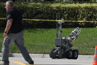 Un robot de desactivación de explosivos en la oficina de correos de Miami de donde se sospecha que salieron los paquetes bomba.-JOE RAEDLE / AFP
