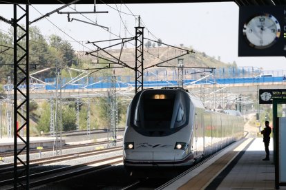 El primer AVE entrando en la estación Rosa Manzano. SANTI OTERO