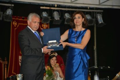 Santiago Manguán en 2013 junto a la alcaldesa, Raquel González