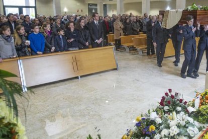 El funeral de Rafael Pedrosa se celebró en una abarrotada capilla de la Funeraria San José.-I. L. MURILLO