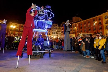 La Fam Teatre, como lobos de Wall Street, en el pregón del Carnaval de Burgos. SANTI OTERO