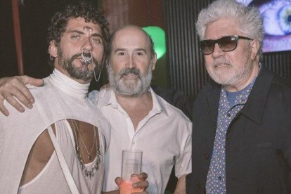 Paco León, Javier Cámara y Pedro Almodóvar.-