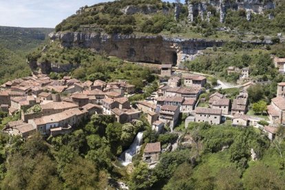 Vista de Orbaneja en la que se ve la cascada y su entorno natural único.-ISRAEL L. MURILLO