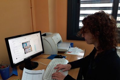 Una mujer teletrabajando desde su casa - E.M.