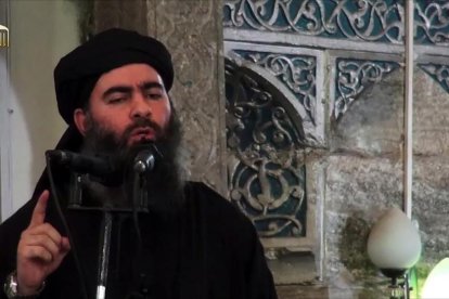 Abu Bakr al-Baghdadi se dirige a sus fieles en la mezquita de Al Nuri-AFP