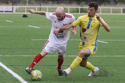 Rubén Cosín trata de deshacerse de un jugador de la Arandina ayer en San Amaro.-RAÚL G. OCHOA