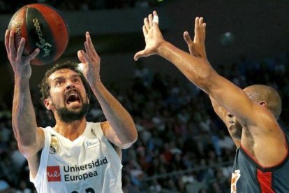 Sergio Llull entra a canasta ante Jayson Granger.-EFE / LAVANDEIRA JR