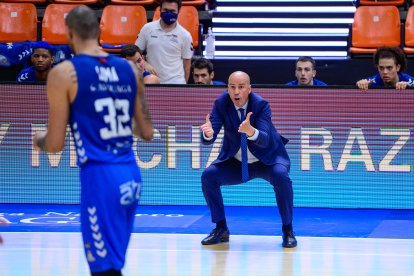 Joan Peñarroya se dirige a Lima en un momento del partido. ACB PHOTO