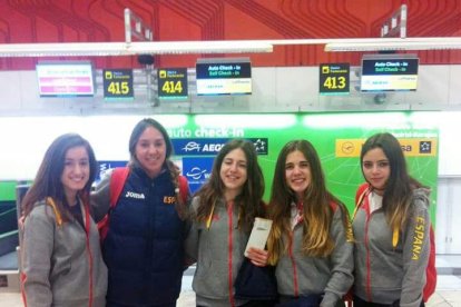 Cristina Ruiz, Marta García y Silvia Pérez junto a sus compañeras de selección junior-ECB