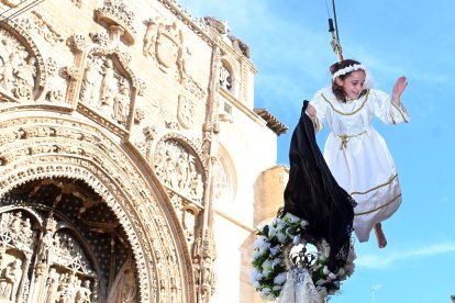 Ana Maté del Pozo, la pequeña que el pasado mes de abril tuvo la oportunidad de anunciar a la Virgen de la Misericordia el regreso de su hijo Jesús, volvió hoy a colocarse sus alas. ICAL