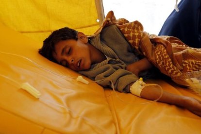 Un niño yemení de quien se teme que haya resultado infectado por el cólera recibe tratamiento en Saná.-YAHYA ARHAB / EFE