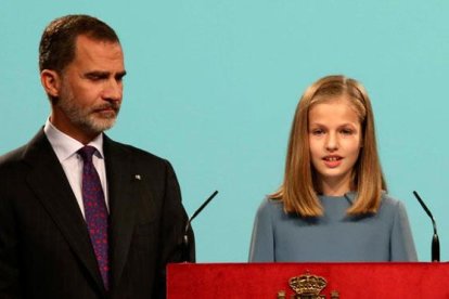 Leonor, durante la lectura de la Constitución, al lado de su padre, Felipe VI.-ATLAS