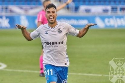 Álex Bermejo celebra un gol con la camiseta del Tenerife. CD TENERIFE