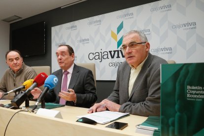 Manuel Morquillas, Ramón Sobremonte y José María Calzada, en la presentación del último número del Boletín de Coyuntura Económica. SANTI OTERO