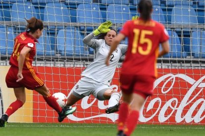 Vicky Losada marca el 1-0 ante Portugal.-AFP / DANIEL MIHAILESCU