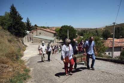 Esther Bolado y Jesús Viadas portan la urna funeraria con documentos y recuerdos vinculados a Antoni Benaiges. G. GONZÁLEZ