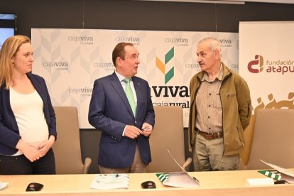 Cecilia García-Campos, Ramón Sobremonte y José María Bermúdez de Castro durante la renovación del convenio para la Fundación Atapuerca. SUSANA SANTAMARÍA